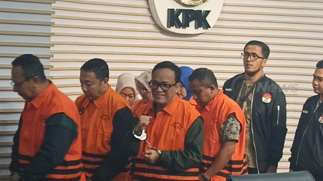 Mantan Wamenaker Immanuel Ebenezer kepalkan tangan dan tersenyum usai jadi tersangka oleh KPK, Jumat (22/8/2025). [FTNews.co.id/Selvianus Kopong Basar]